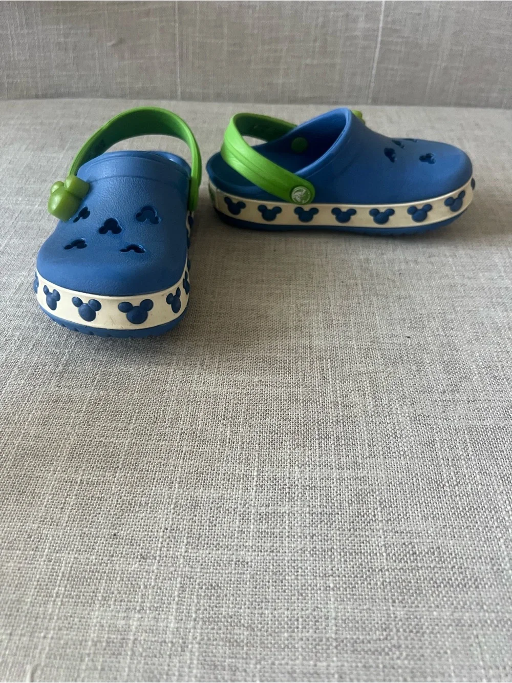 CROCS Disney Blue Clogs, kids/boys 8, casual playground school Mickey Mouse